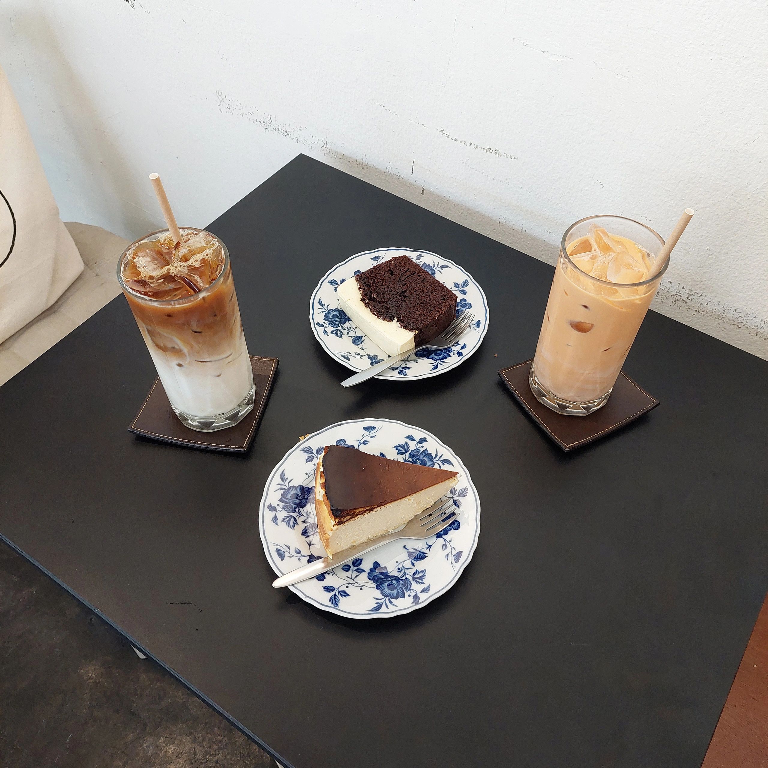 Cheesecake and drinks on a cafe table